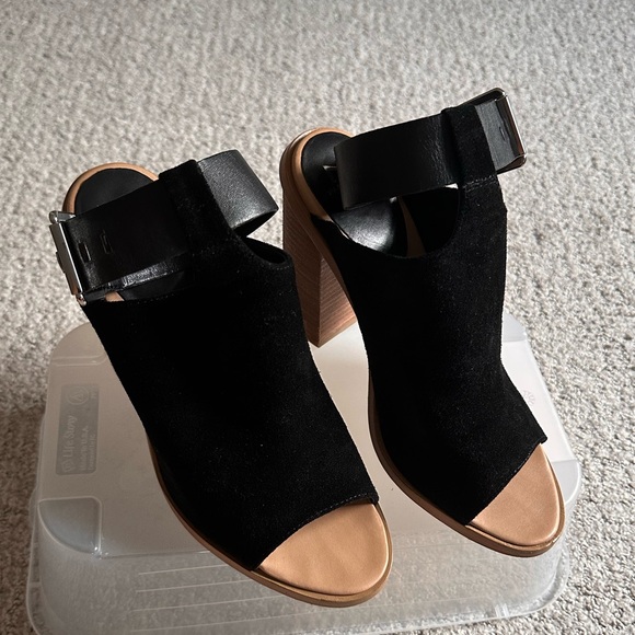 Marc Fisher Vashi Ankle Strap Heel - size 9 - Picture 3 of 7